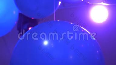 生日聚会上气球的背景。 晚会上的蓝色气球，夜店灯光下的轻音乐，晚会气氛，fu